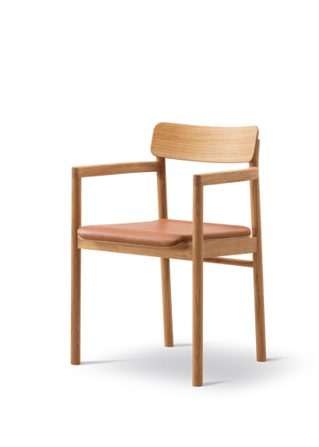 Post Spisebordsstol olieret eg, sædepolstret omni 07 cognac læder fra Fredericia Furniture