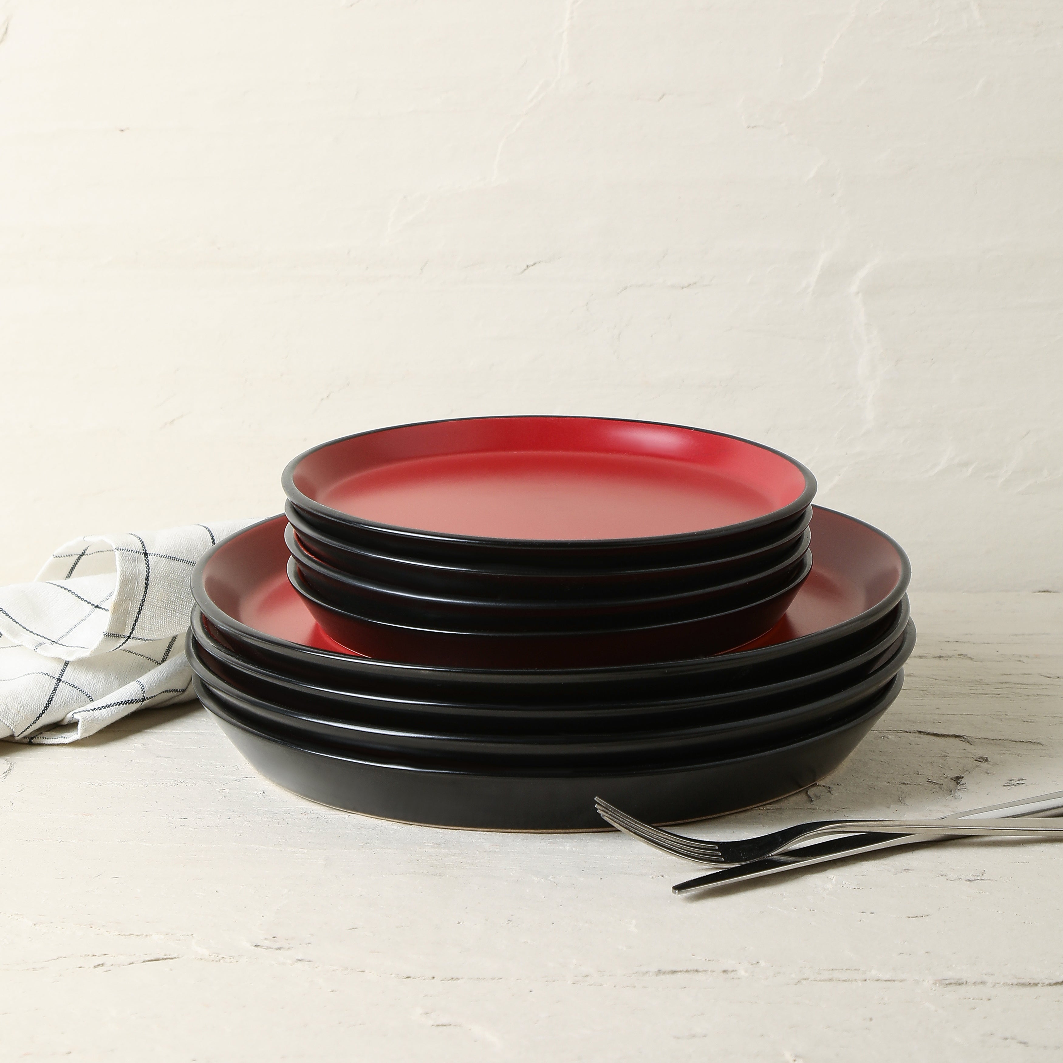 Monxra Stoneware Dinnerware Set with Pasta Bowls - Red And Black